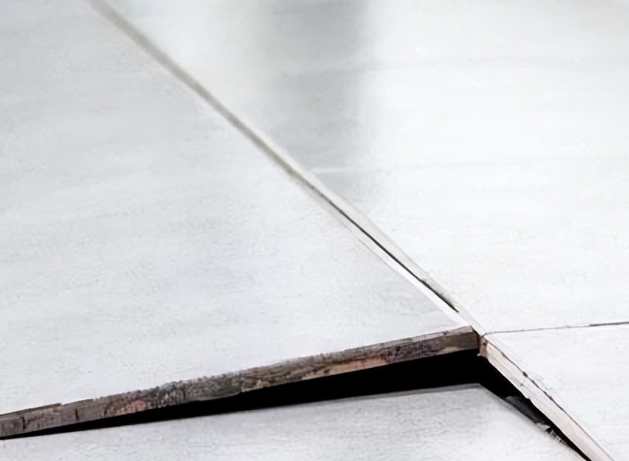 美兰瓷砖空鼓维修公司专业分享瓷砖空鼓是由多种因素共同作用导致的，主要包括以下几个方面